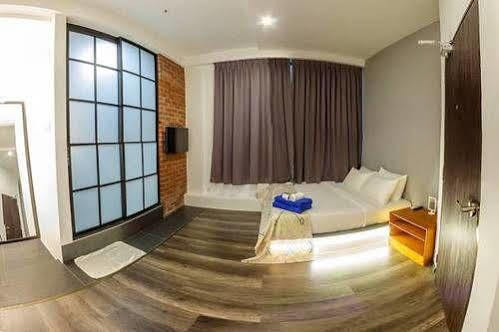 室友套房酒店 峇都丁宜 外观 照片